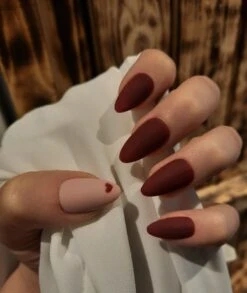 SD Press On Nails - Plaknagels - Gelnagels - 20 Stuks - Handgemaakte Nagels No. 10 Heartbeat - Hartjes - Matte Rood - Nepnagels - Kort Stiletto - Nagelstudio - Gellak - Plaknagels Met Lijm - Nail Art - Accessoires - Valentijn - Cadeau Voor Haar -Nagelverzorging Winkel 1013x1200