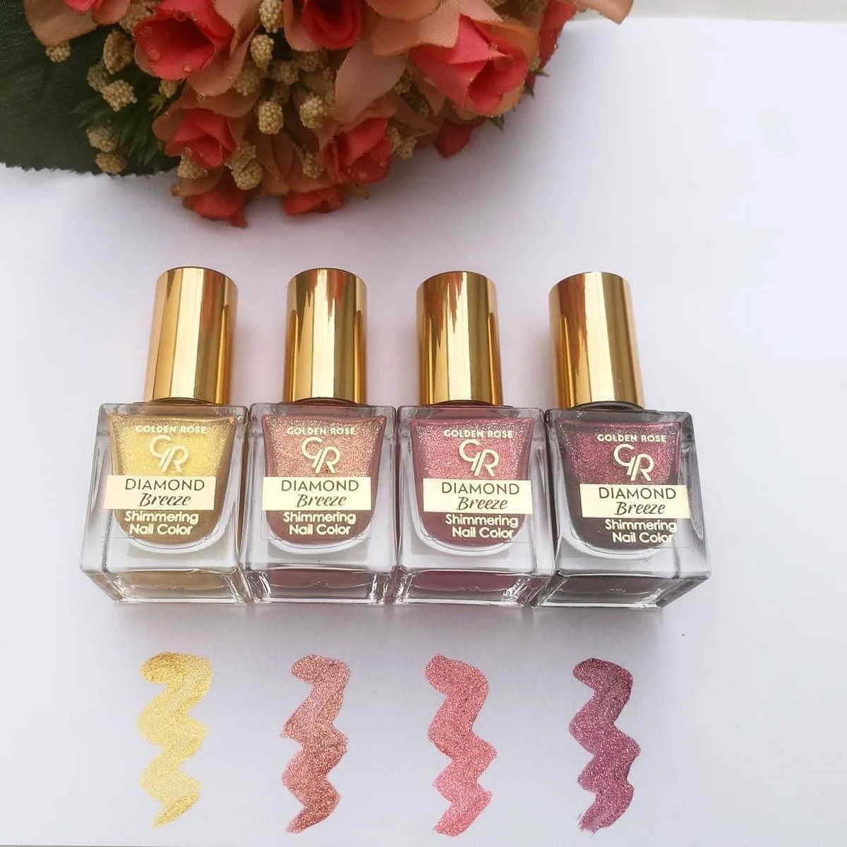 Golden Rose Diamond Breeze Shimmering Nail Color NO: 01 Nagellak Met Zachte Glitters En Hoogglans 2 Golden Rose Diamond Breeze Shimmering Nail Color NO: 01 Nagellak Met Zachte Glitters En Hoogglans - Afbeelding 2