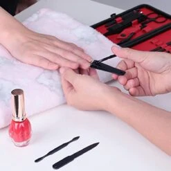 In Round Nagelset 16-delig Met Etui – Manicure Set – Pedicure Set - Staal – Zwart / Rood – Nagelsetje – Nagel Knipper – Nagelknipper – Manicureset – Nagelschaar – Pedicureset – Nagelverzorging – Nageltang – Nail Clipper -Nagelverzorging Winkel 1200x1200 729