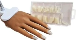 Siliconen Oefenhand/Nailtrainer #4/Nailtrainer/Nail Trainer Oefenhand/ Incl.100 Kunstnagels/Mega Beauty Shop -Nagelverzorging Winkel 1200x636 1