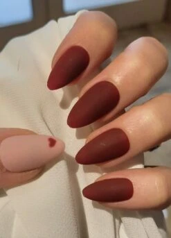 SD Press On Nails - Plaknagels - Gelnagels - 20 Stuks - Handgemaakte Nagels No. 10 Heartbeat - Hartjes - Matte Rood - Nepnagels - Kort Stiletto - Nagelstudio - Gellak - Plaknagels Met Lijm - Nail Art - Accessoires - Valentijn - Cadeau Voor Haar