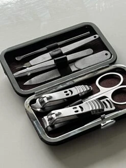 Merkloos Luxe Echt Lederen Manicure Set Voor Op Reis Inclusief Reis Etui 6 Delig – 11x7cm | Nagelschaar | Nagelvijl | Nagels Knippen | Pincet | Nagelverzorging -Nagelverzorging Winkel 900x1200 19